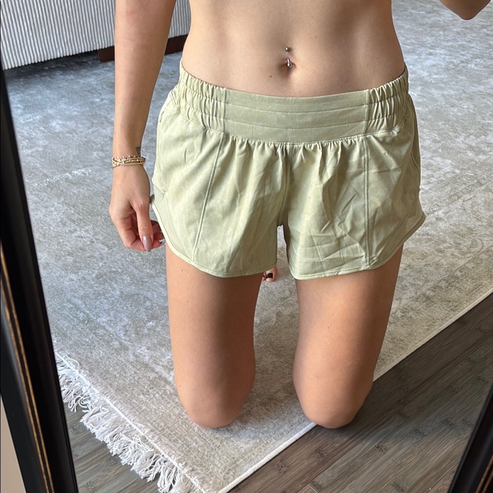 Lululemon Hotty Hot Low-Rise Short 2.5"
Gravel Dust Dew Green Multi / Dew Green